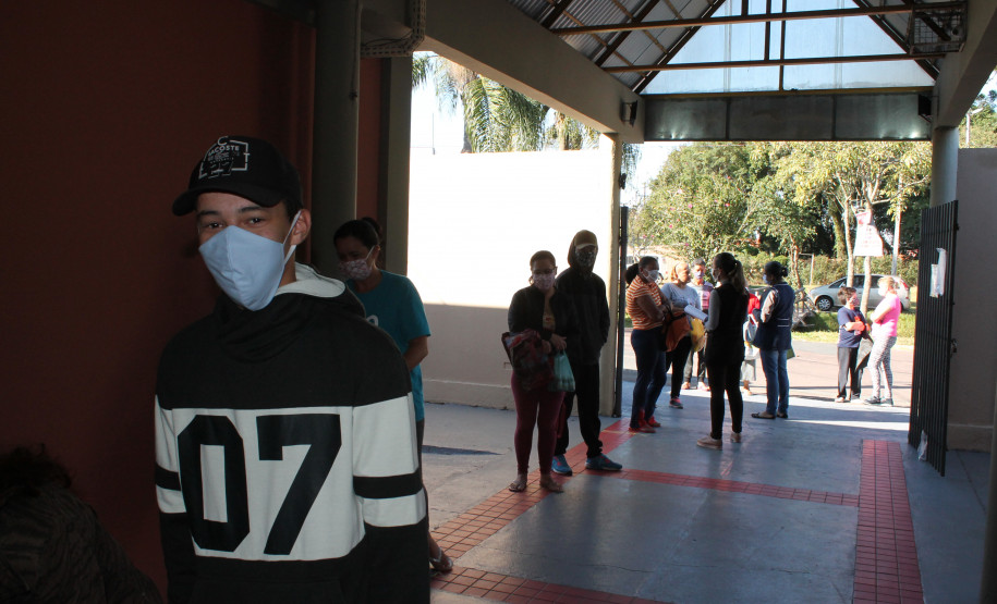 Famílias que foram buscar o kit merenda na Escola Professora Marli Queiroz também ganharam máscaras produzidas pela diretora e sua equipe