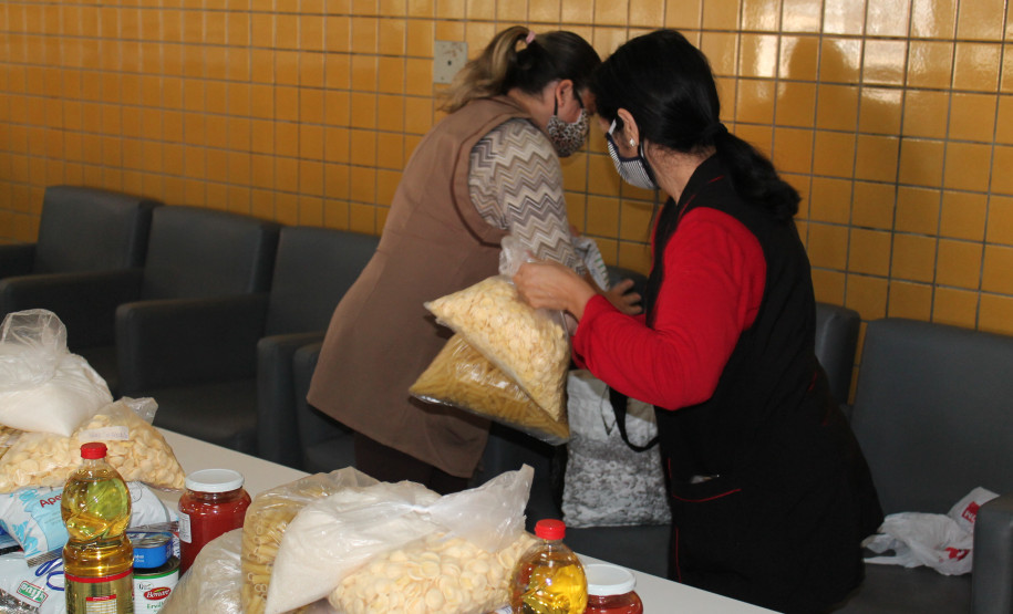 Famílias que foram buscar o kit merenda na Escola Professora Marli Queiroz também ganharam máscaras produzidas pela diretora e sua equipe