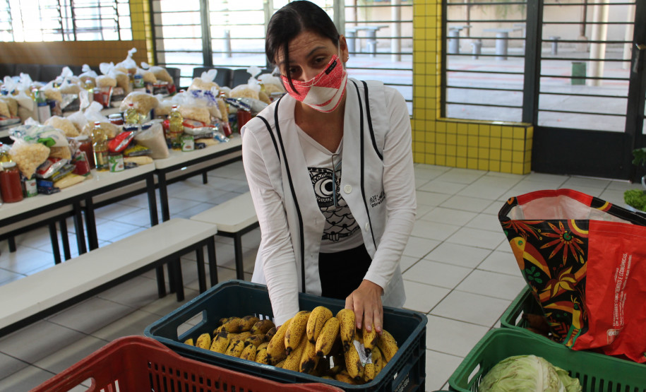 Famílias que foram buscar o kit merenda na Escola Professora Marli Queiroz também ganharam máscaras produzidas pela diretora e sua equipe