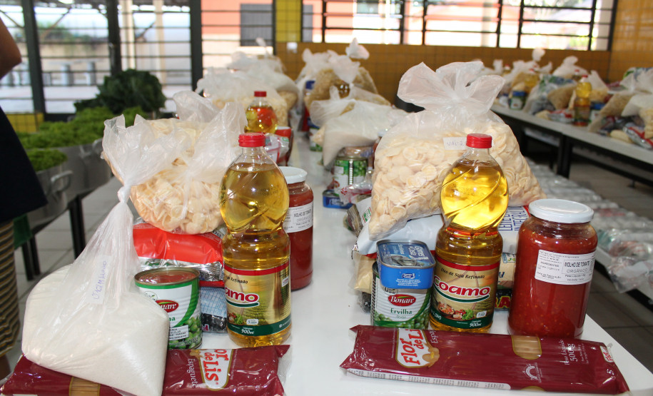 Famílias que foram buscar o kit merenda na Escola Professora Marli Queiroz também ganharam máscaras produzidas pela diretora e sua equipe