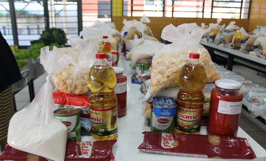 Famílias que foram buscar o kit merenda na Escola Professora Marli Queiroz também ganharam máscaras produzidas pela diretora e sua equipe