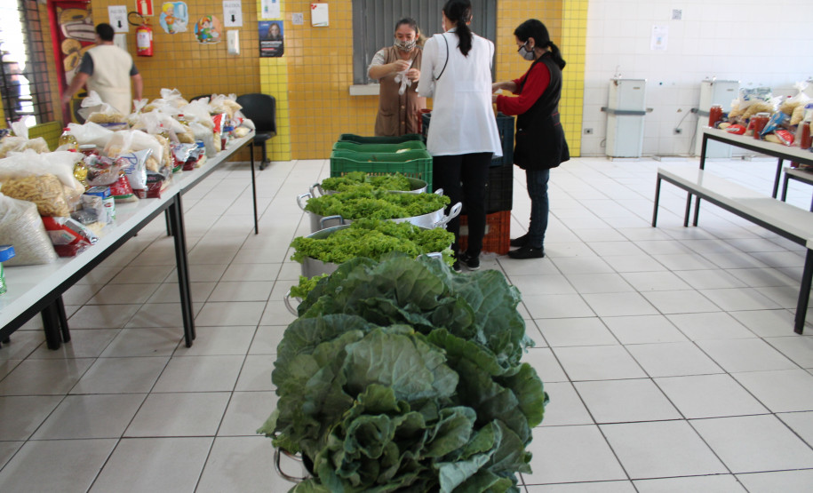 Famílias que foram buscar o kit merenda na Escola Professora Marli Queiroz também ganharam máscaras produzidas pela diretora e sua equipe