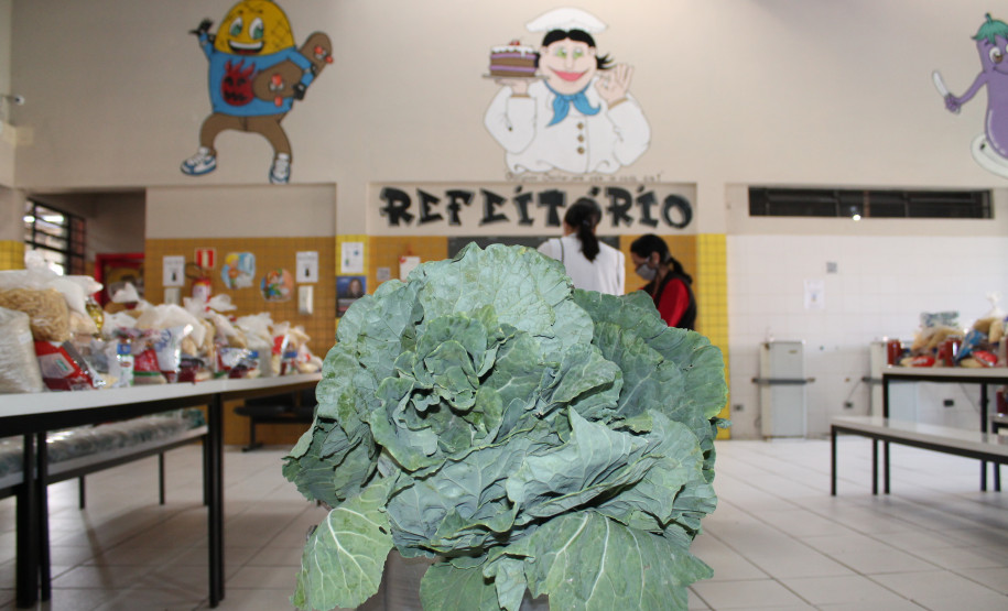 Famílias que foram buscar o kit merenda na Escola Professora Marli Queiroz também ganharam máscaras produzidas pela diretora e sua equipe
