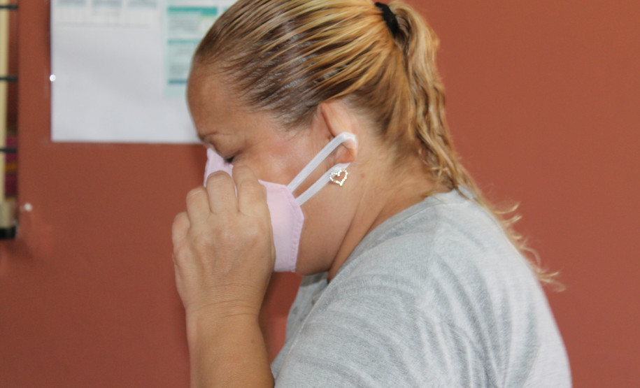 Famílias que foram buscar o kit merenda na Escola Professora Marli Queiroz também ganharam máscaras produzidas pela diretora e sua equipe