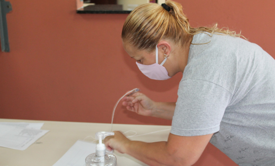 Famílias que foram buscar o kit merenda na Escola Professora Marli Queiroz também ganharam máscaras produzidas pela diretora e sua equipe