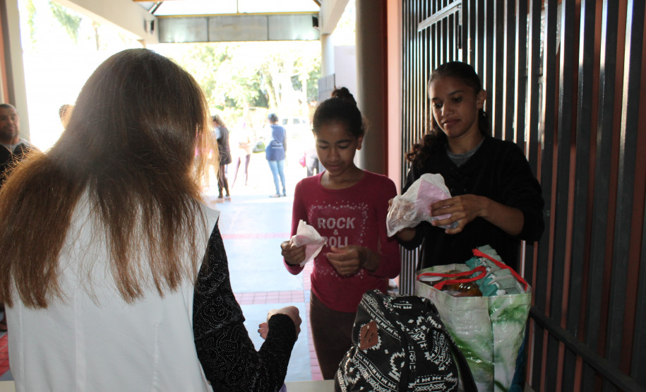 Famílias que foram buscar o kit merenda na Escola Professora Marli Queiroz também ganharam máscaras produzidas pela diretora e sua equipe