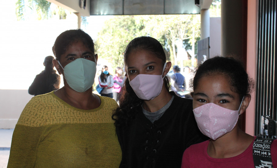 Famílias que foram buscar o kit merenda na Escola Professora Marli Queiroz também ganharam máscaras produzidas pela diretora e sua equipe