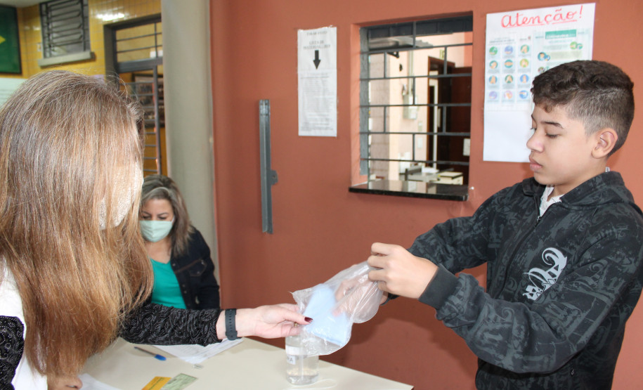 Famílias que foram buscar o kit merenda na Escola Professora Marli Queiroz também ganharam máscaras produzidas pela diretora e sua equipe
