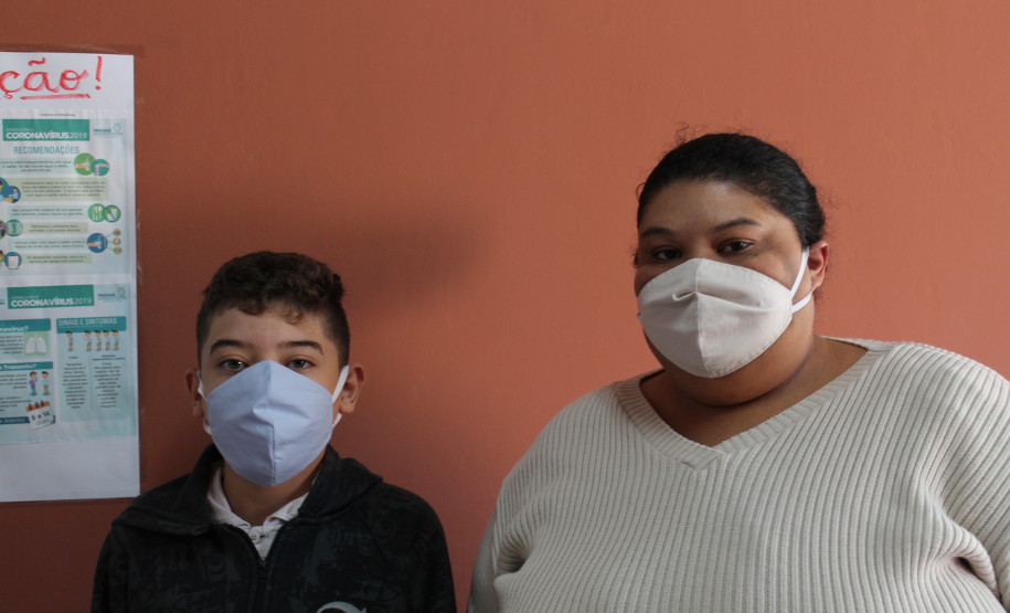 Famílias que foram buscar o kit merenda na Escola Professora Marli Queiroz também ganharam máscaras produzidas pela diretora e sua equipe