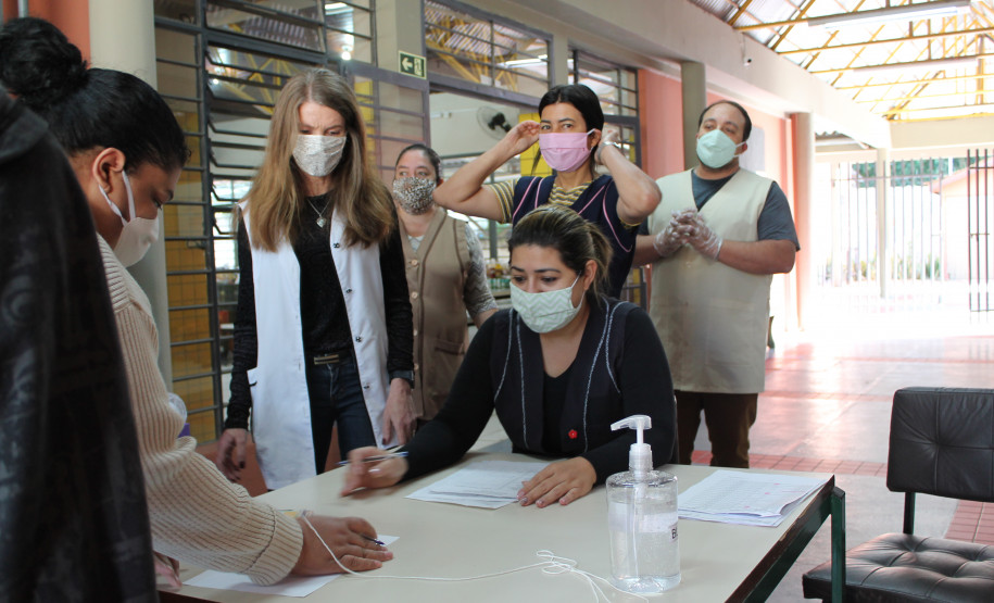 Famílias que foram buscar o kit merenda na Escola Professora Marli Queiroz também ganharam máscaras produzidas pela diretora e sua equipe