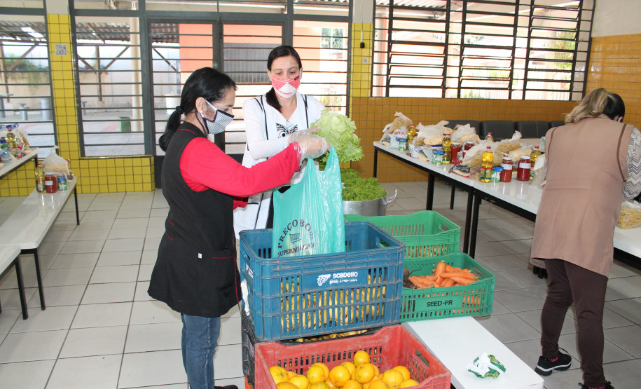 Famílias que foram buscar o kit merenda na Escola Professora Marli Queiroz também ganharam máscaras produzidas pela diretora e sua equipe