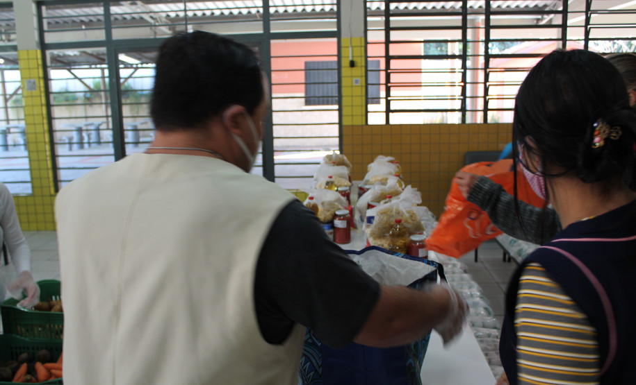 Famílias que foram buscar o kit merenda na Escola Professora Marli Queiroz também ganharam máscaras produzidas pela diretora e sua equipe