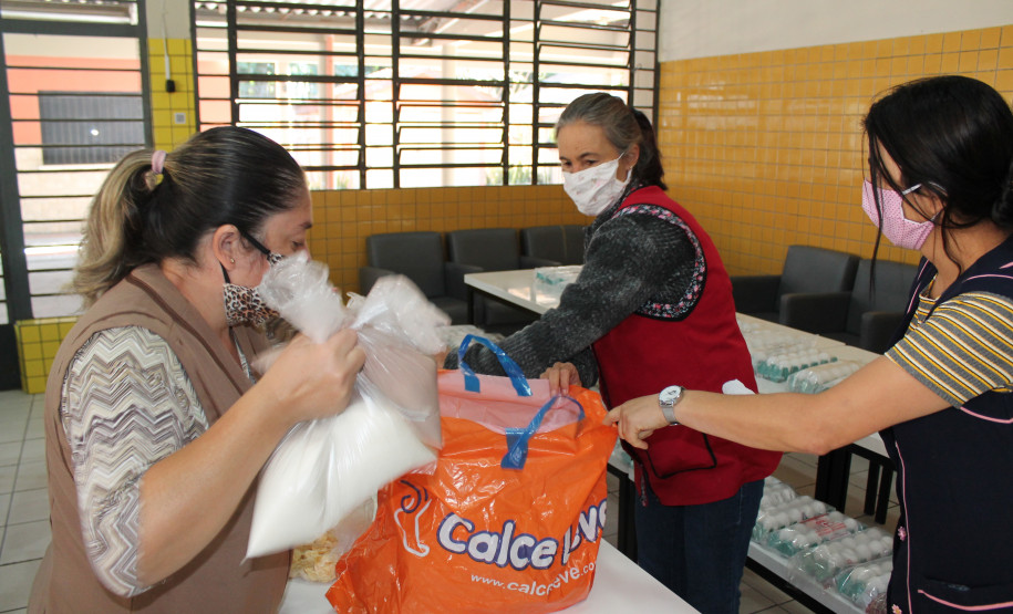 Famílias que foram buscar o kit merenda na Escola Professora Marli Queiroz também ganharam máscaras produzidas pela diretora e sua equipe