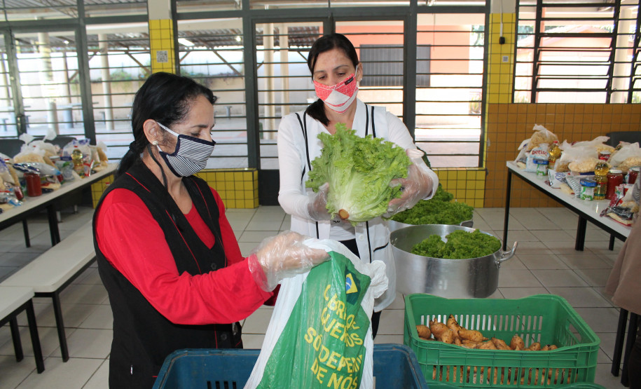 Famílias que foram buscar o kit merenda na Escola Professora Marli Queiroz também ganharam máscaras produzidas pela diretora e sua equipe