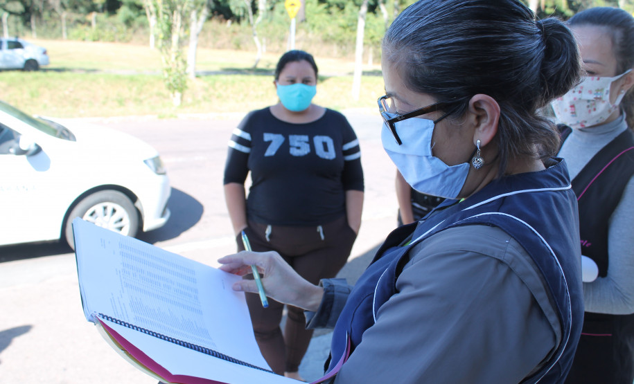 Famílias que foram buscar o kit merenda na Escola Professora Marli Queiroz também ganharam máscaras produzidas pela diretora e sua equipe