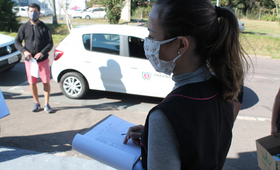 Famílias que foram buscar o kit merenda na Escola Professora Marli Queiroz também ganharam máscaras produzidas pela diretora e sua equipe