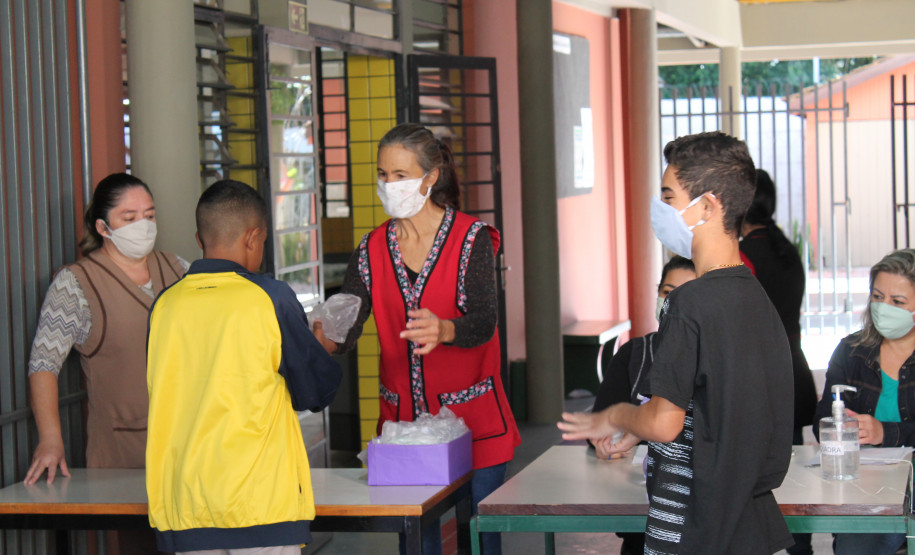 Famílias que foram buscar o kit merenda na Escola Professora Marli Queiroz também ganharam máscaras produzidas pela diretora e sua equipe