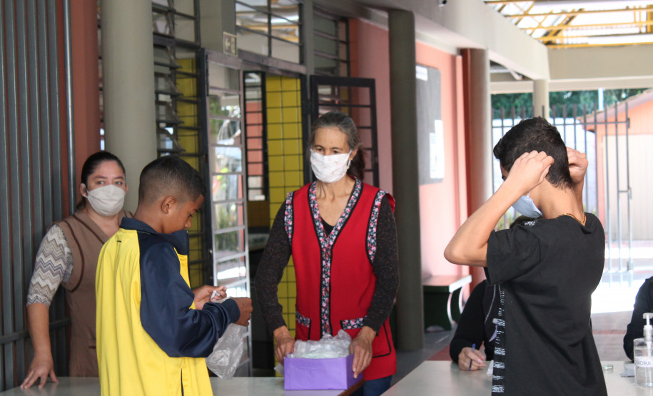 Famílias que foram buscar o kit merenda na Escola Professora Marli Queiroz também ganharam máscaras produzidas pela diretora e sua equipe