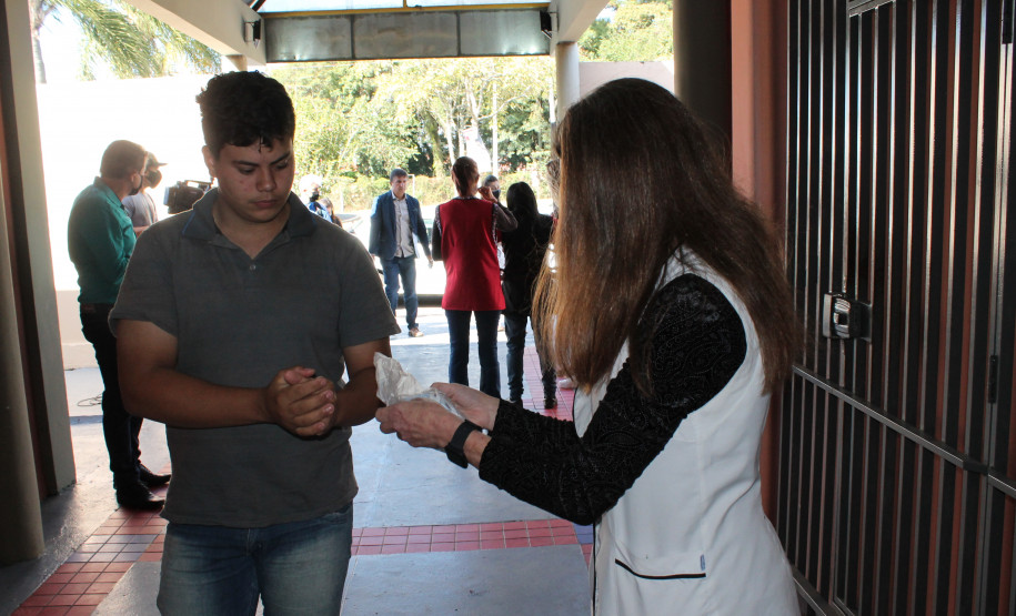 Famílias que foram buscar o kit merenda na Escola Professora Marli Queiroz também ganharam máscaras produzidas pela diretora e sua equipe