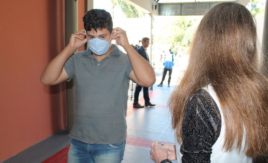 Famílias que foram buscar o kit merenda na Escola Professora Marli Queiroz também ganharam máscaras produzidas pela diretora e sua equipe