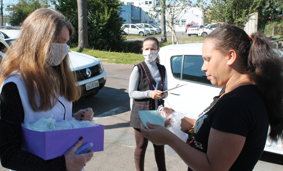 Famílias que foram buscar o kit merenda na Escola Professora Marli Queiroz também ganharam máscaras produzidas pela diretora e sua equipe