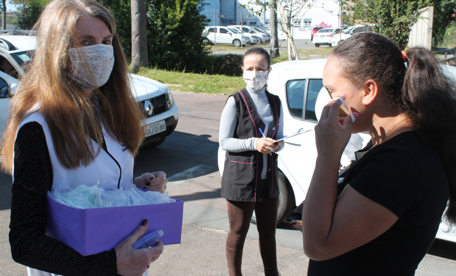 Famílias que foram buscar o kit merenda na Escola Professora Marli Queiroz também ganharam máscaras produzidas pela diretora e sua equipe