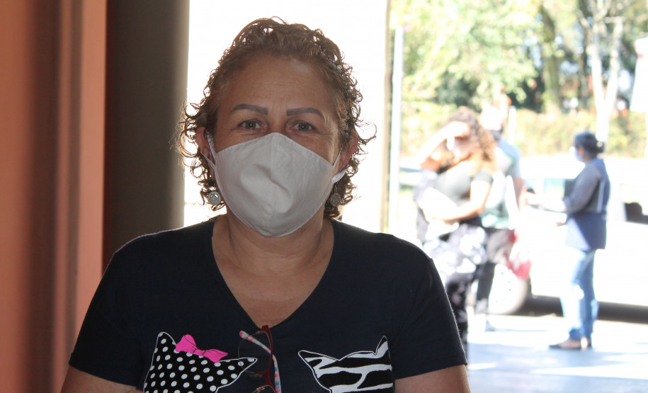 Famílias que foram buscar o kit merenda na Escola Professora Marli Queiroz também ganharam máscaras produzidas pela diretora e sua equipe