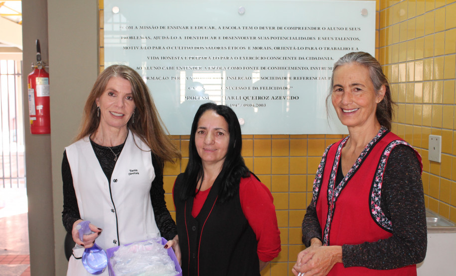 Na foto, a diretora Tania e as voluntárias Sueli e Raqueli Franqui