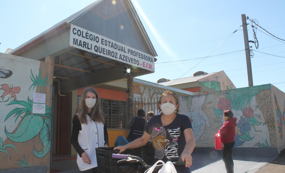 Famílias que foram buscar o kit merenda na Escola Professora Marli Queiroz também ganharam máscaras produzidas pela diretora e sua equipe