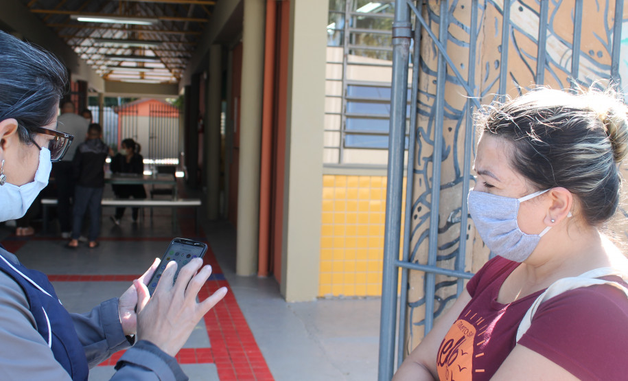 Famílias que foram buscar o kit merenda na Escola Professora Marli Queiroz também ganharam máscaras produzidas pela diretora e sua equipe