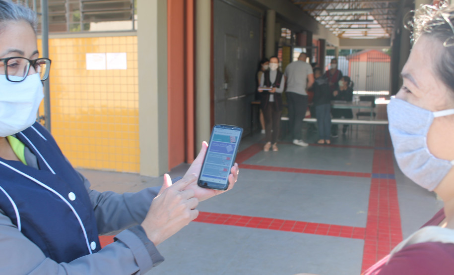 Famílias que foram buscar o kit merenda na Escola Professora Marli Queiroz também ganharam máscaras produzidas pela diretora e sua equipe