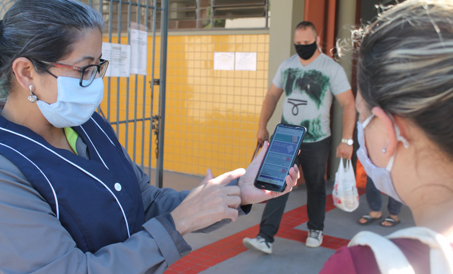 Famílias que foram buscar o kit merenda na Escola Professora Marli Queiroz também ganharam máscaras produzidas pela diretora e sua equipe