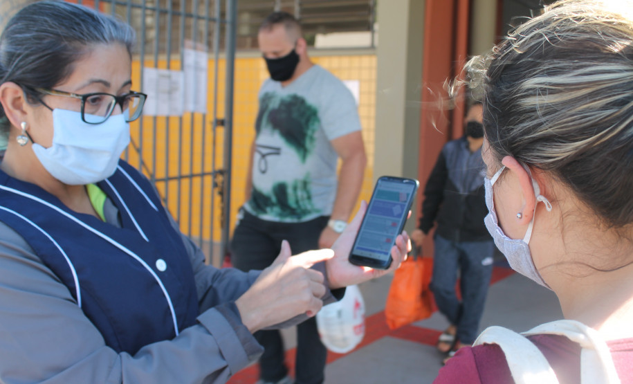 Famílias que foram buscar o kit merenda na Escola Professora Marli Queiroz também ganharam máscaras produzidas pela diretora e sua equipe