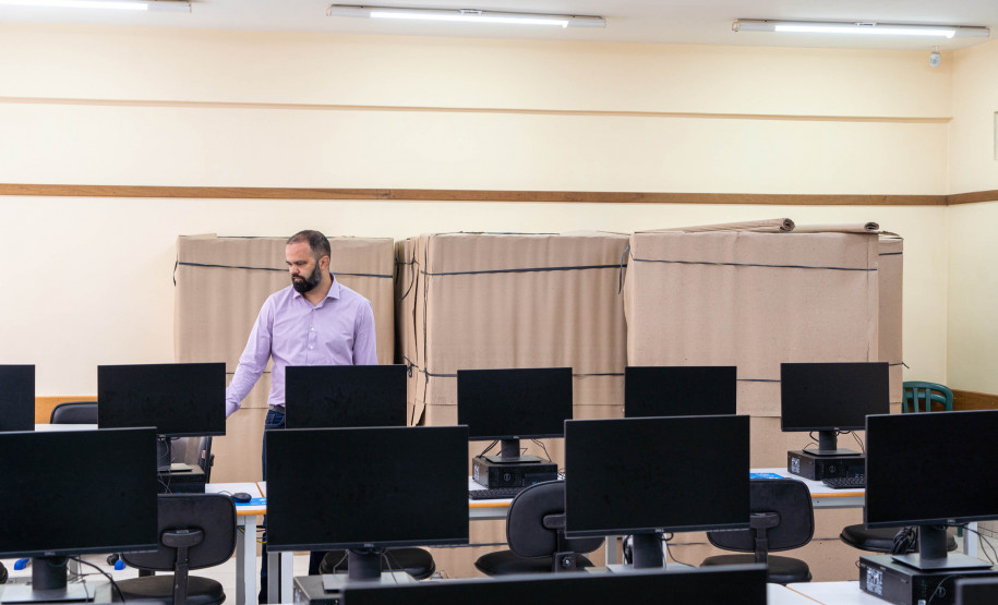 Secretário da Educação visita Colégio Estadual Augusto Vanin, de Campo Largo (RMC)