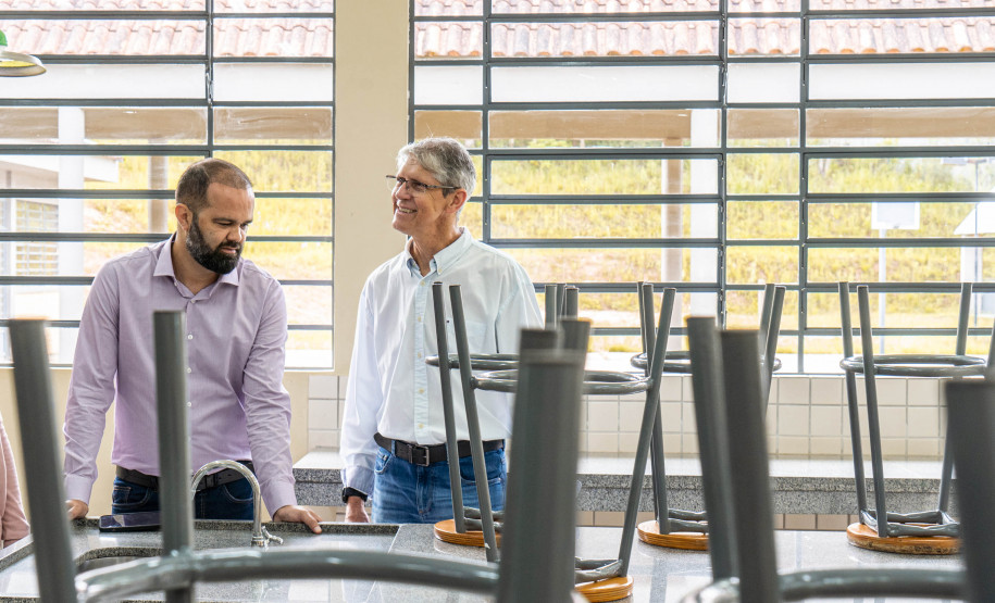 Secretário da Educação visita Colégio Estadual Augusto Vanin, de Campo Largo (RMC)