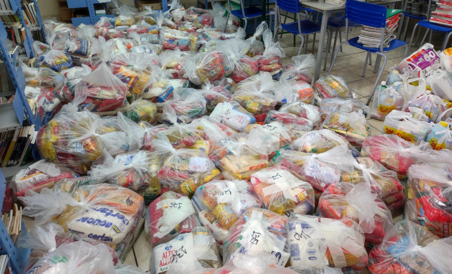 Estudantes de Cornélio Procópio arrecadam donativos e entregam para famílias de Bandeirantes