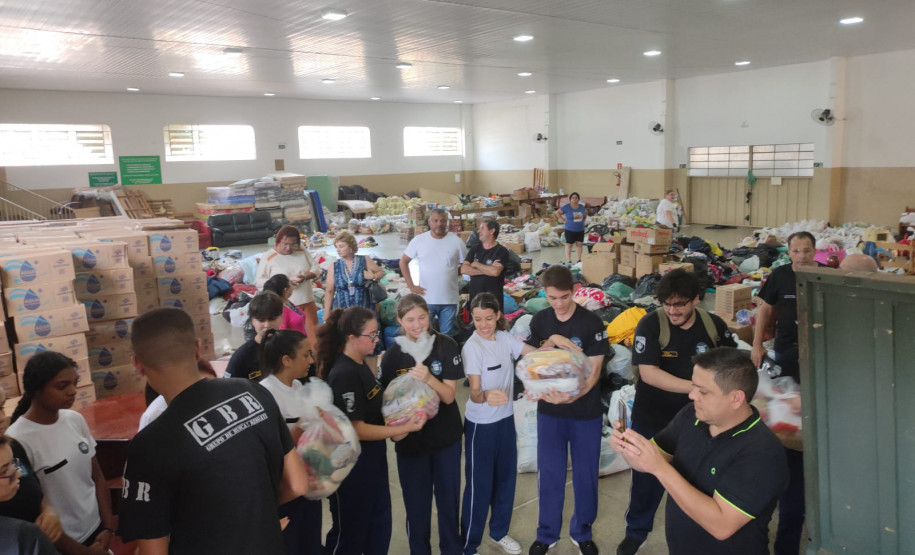 Estudantes de Cornélio Procópio arrecadam donativos e entregam para famílias de Bandeirantes