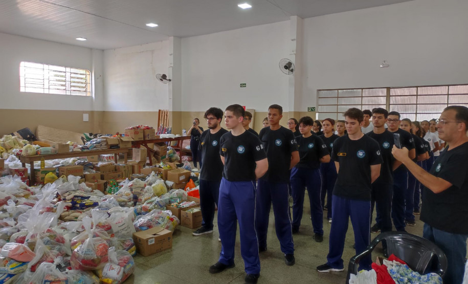Estudantes de Cornélio Procópio arrecadam donativos e entregam para famílias de Bandeirantes