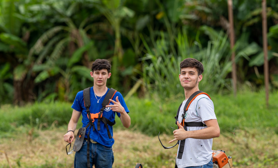 No Colégio Agrícola de Foz do Iguaçu, os estudantes cultivam uma horta de meio hectare com alface, rúcula, espinafre, brócolis, cenoura, beterraba, além de ervas aromática