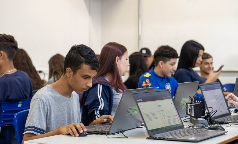 Paraná adota IA para aprimorar ensino de matemática nas escolas da rede estadual