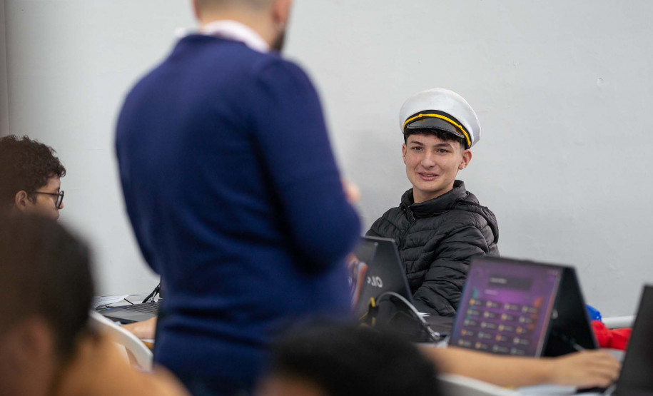 Simulado do Saeb e trote de profissões engajam estudantes de colégio estadual em Curitiba