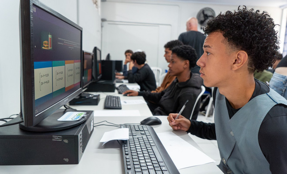 Simulado do Saeb e trote de profissões engajam estudantes de colégio estadual em Curitiba