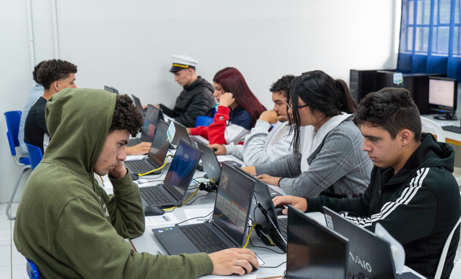 Simulado do Saeb e trote de profissões engajam estudantes de colégio estadual em Curitiba