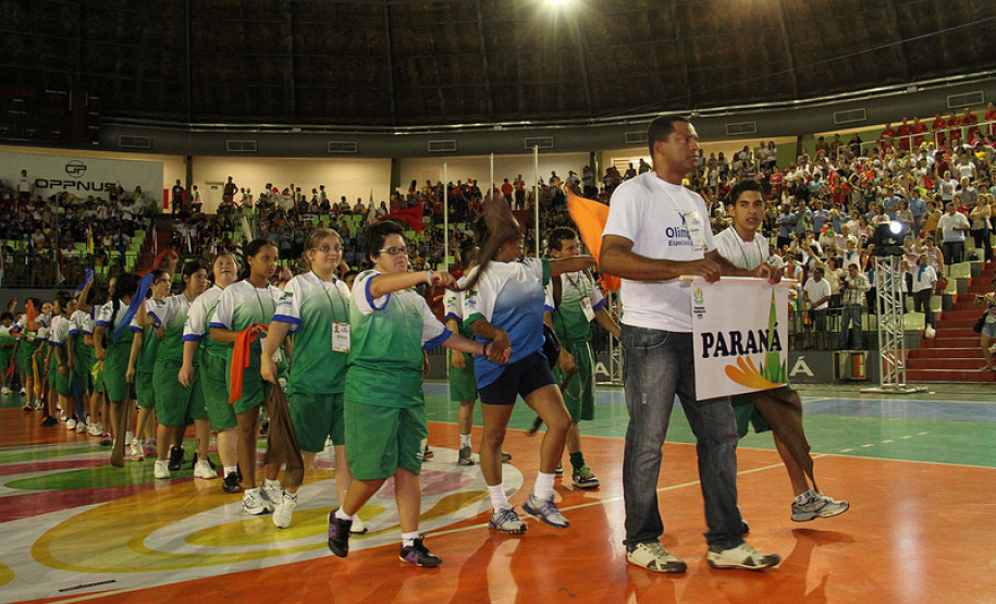 Para-atletas paranaenses na abertura da 20ª edição nacional das Olimpíadas Especiais das Apaes em Maringá.