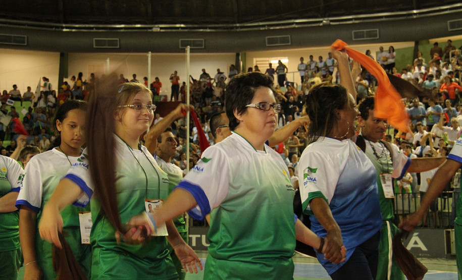 Para-atletas paranaenses na abertura da 20ª edição nacional das Olimpíadas Especiais das Apaes em Maringá.