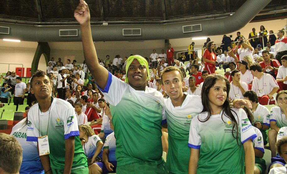 Para-atletas paranaenses na abertura da 20ª edição nacional das Olimpíadas Especiais das Apaes em Maringá.