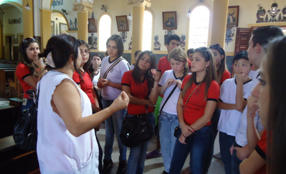 Visita proporcionou oportunidade de aprender com os painéis que ilustram a Catedral – obra do artista plástico Eugênio de Proença Sigaud, pintados na década de 50.