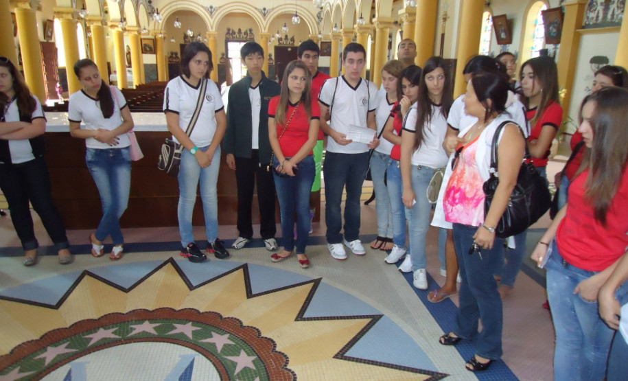 Visita proporcionou oportunidade de aprender com os painéis que ilustram a Catedral – obra do artista plástico Eugênio de Proença Sigaud, pintados na década de 50.