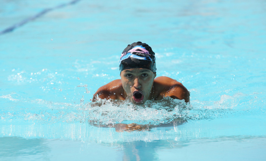 O aluno treina três vezes por semana. “Quando estou na água parece que estou flutuando, é uma sensação muito gostosa”, afirma.