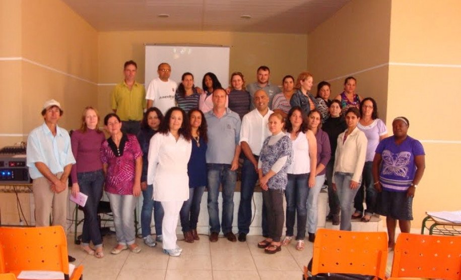 Equipe multidisciplinar do Colégio Estadual Godoy Moreira fez curso para abordar cultura africana, afro-brasileira e indígena em sala de aula.